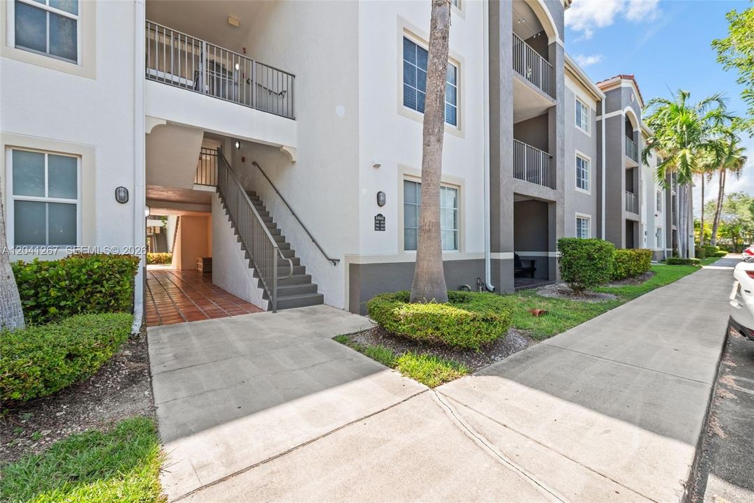 For Sale: $410,000 (2 beds, 2 baths, 989 Square Feet)