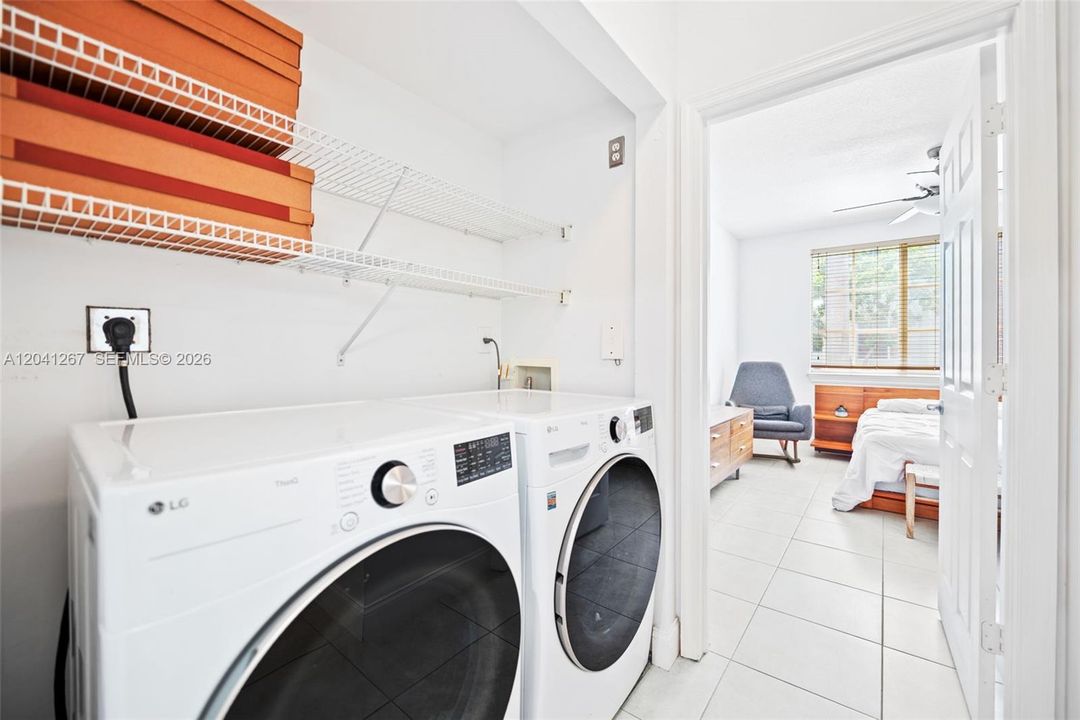 For Sale: $410,000 (2 beds, 2 baths, 989 Square Feet)
