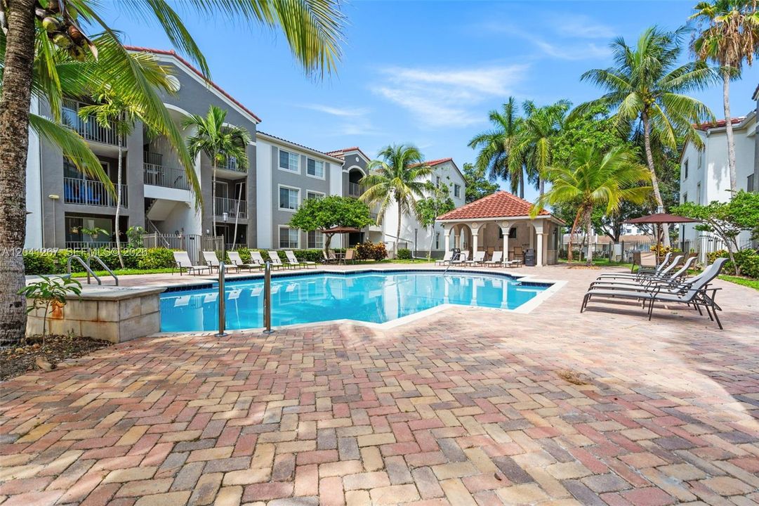 For Sale: $410,000 (2 beds, 2 baths, 989 Square Feet)