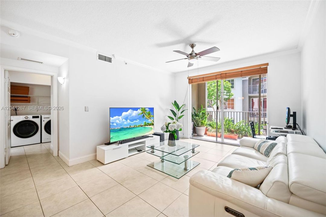 For Sale: $410,000 (2 beds, 2 baths, 989 Square Feet)