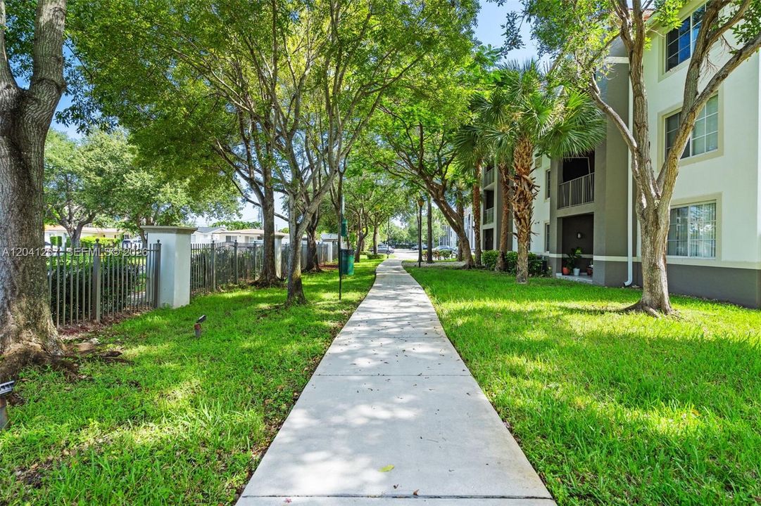 For Sale: $410,000 (2 beds, 2 baths, 989 Square Feet)
