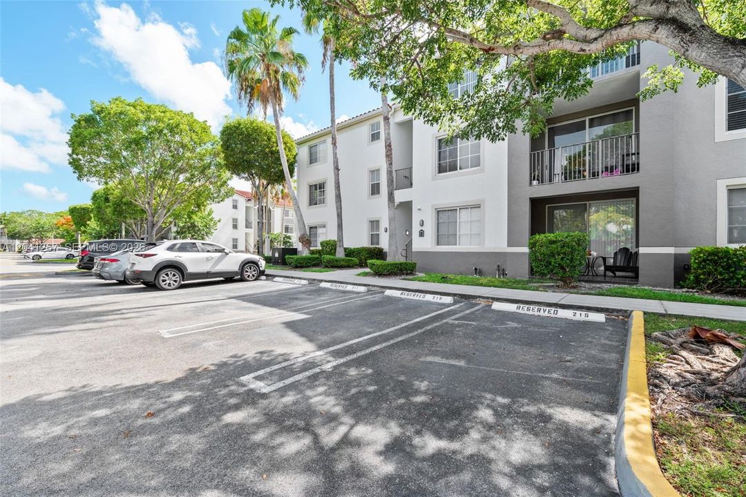 For Sale: $410,000 (2 beds, 2 baths, 989 Square Feet)