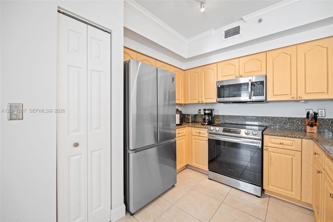 For Sale: $410,000 (2 beds, 2 baths, 989 Square Feet)