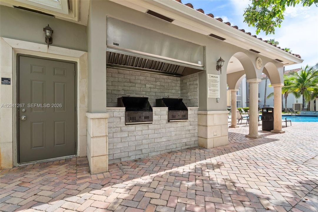 For Sale: $410,000 (2 beds, 2 baths, 989 Square Feet)