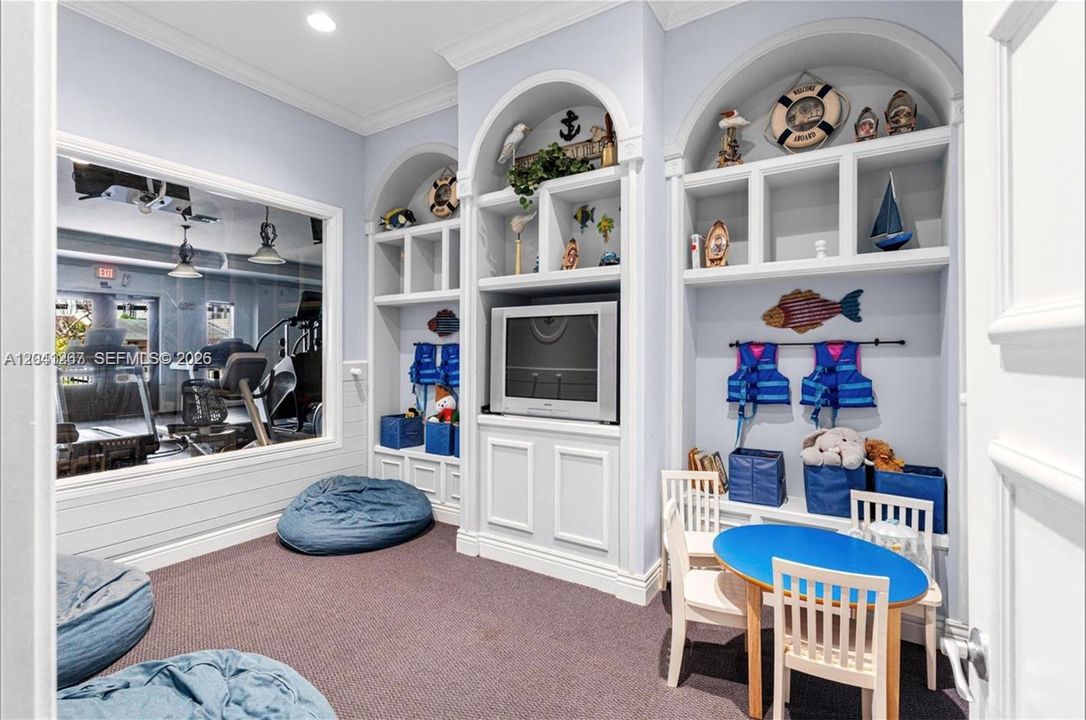 For Sale: $410,000 (2 beds, 2 baths, 989 Square Feet)