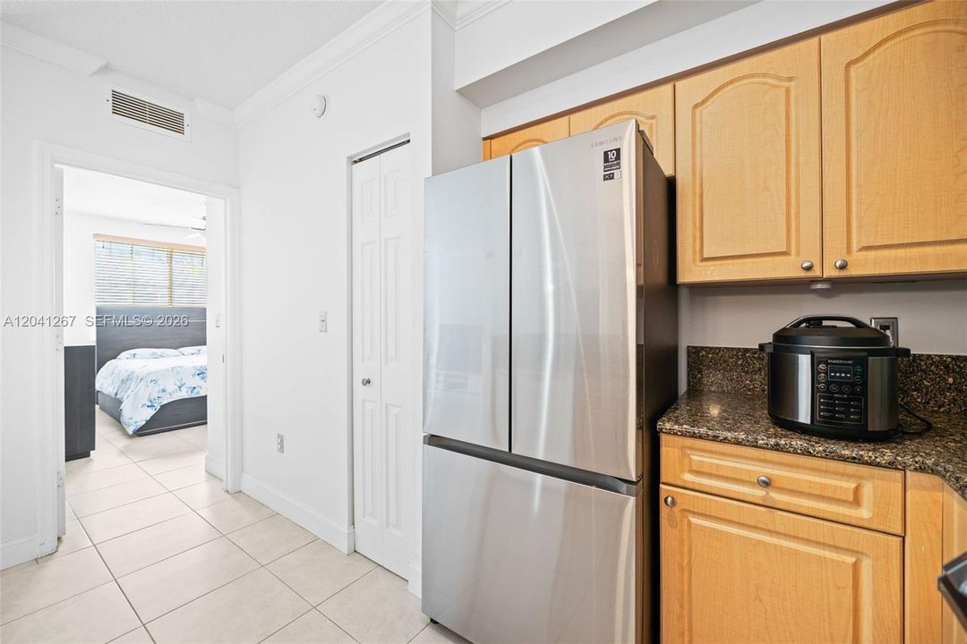 For Sale: $410,000 (2 beds, 2 baths, 989 Square Feet)