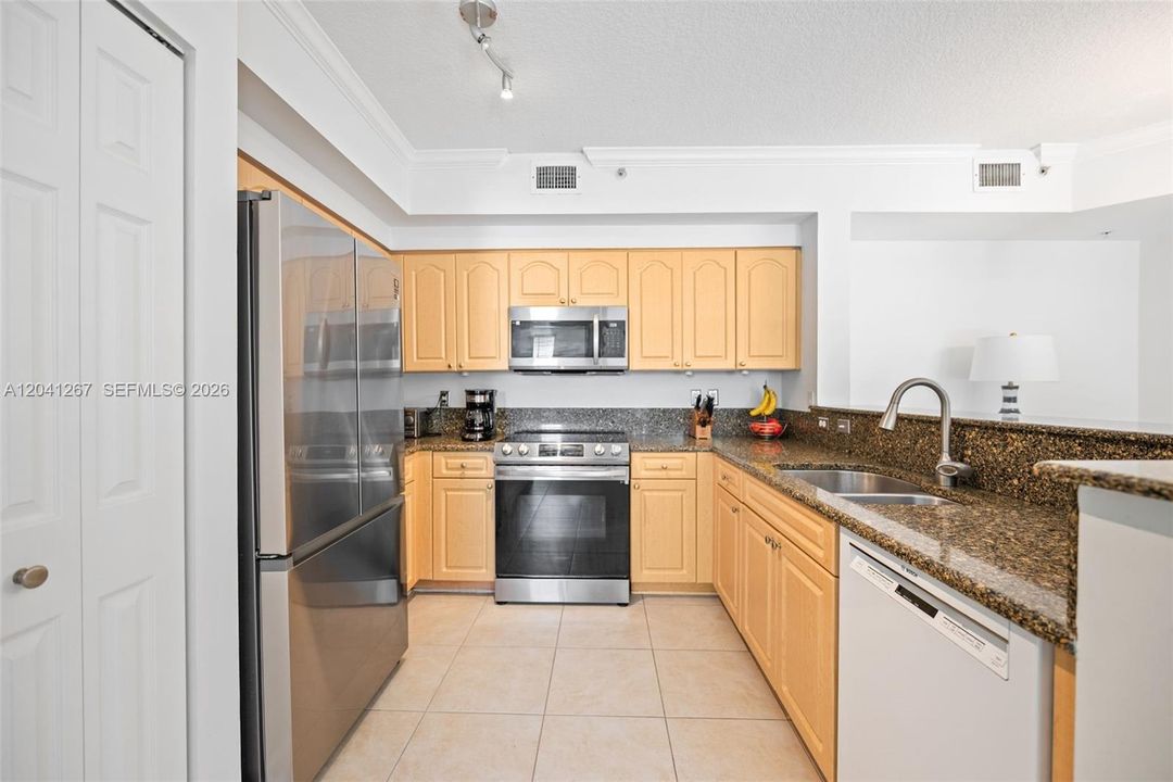 For Sale: $410,000 (2 beds, 2 baths, 989 Square Feet)