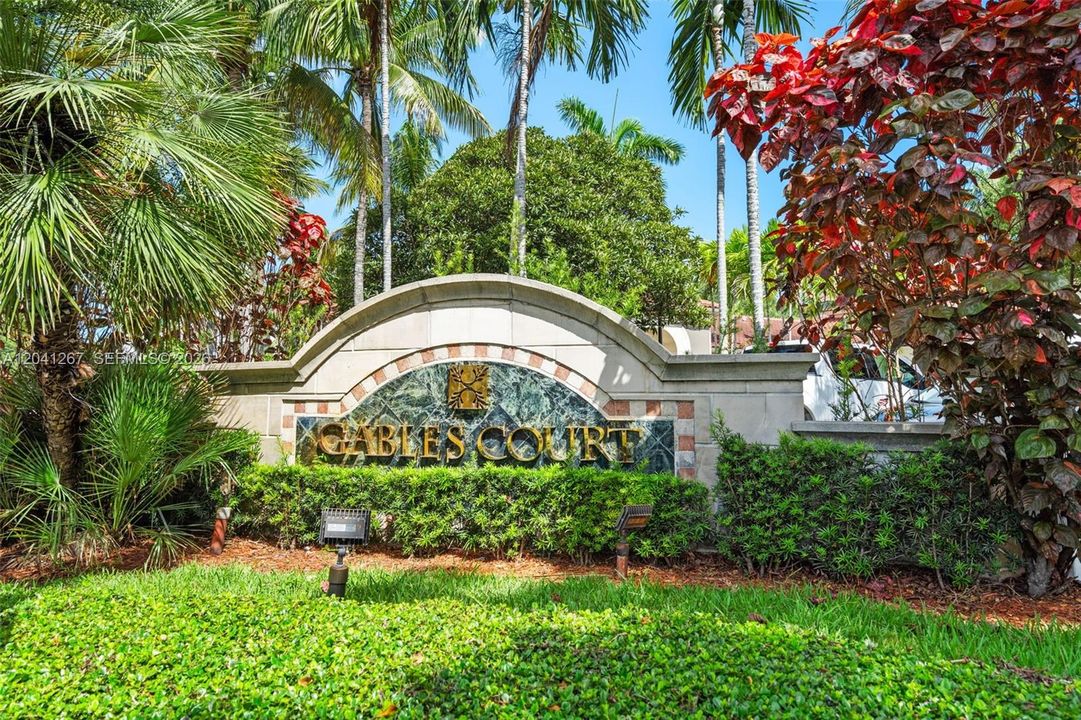 For Sale: $410,000 (2 beds, 2 baths, 989 Square Feet)