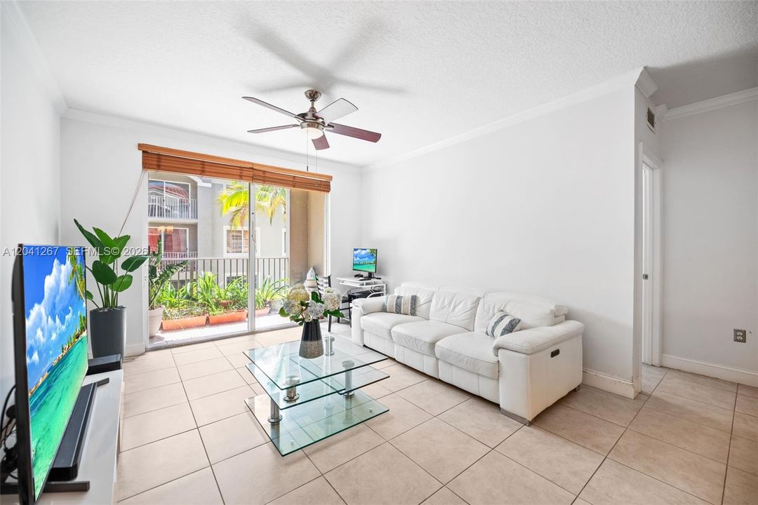 For Sale: $410,000 (2 beds, 2 baths, 989 Square Feet)