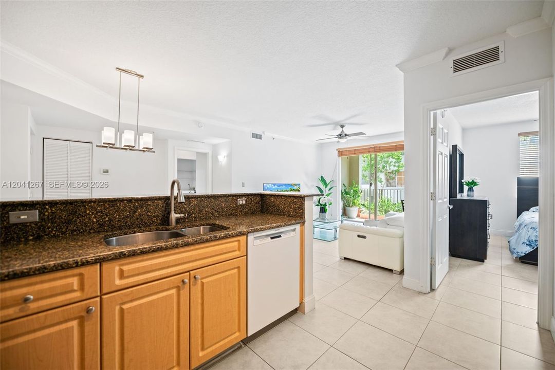 For Sale: $410,000 (2 beds, 2 baths, 989 Square Feet)