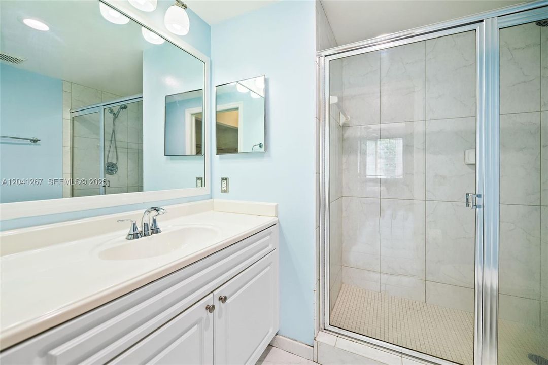 For Sale: $410,000 (2 beds, 2 baths, 989 Square Feet)