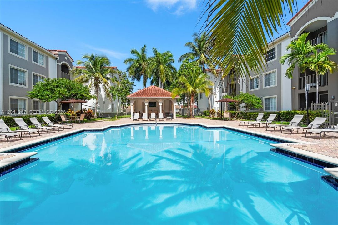 For Sale: $410,000 (2 beds, 2 baths, 989 Square Feet)