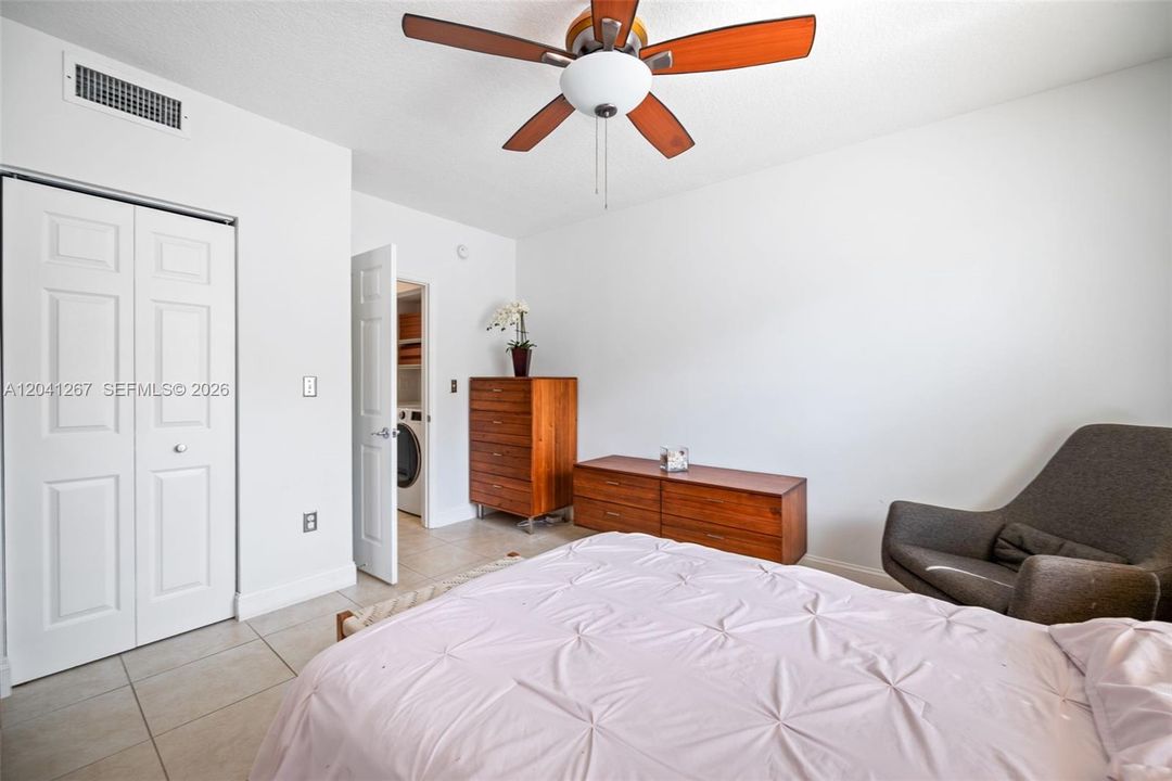 For Sale: $410,000 (2 beds, 2 baths, 989 Square Feet)