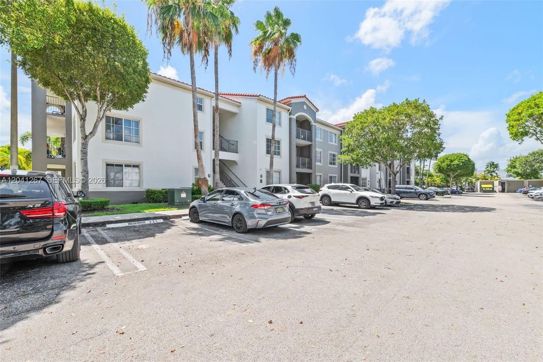 For Sale: $410,000 (2 beds, 2 baths, 989 Square Feet)