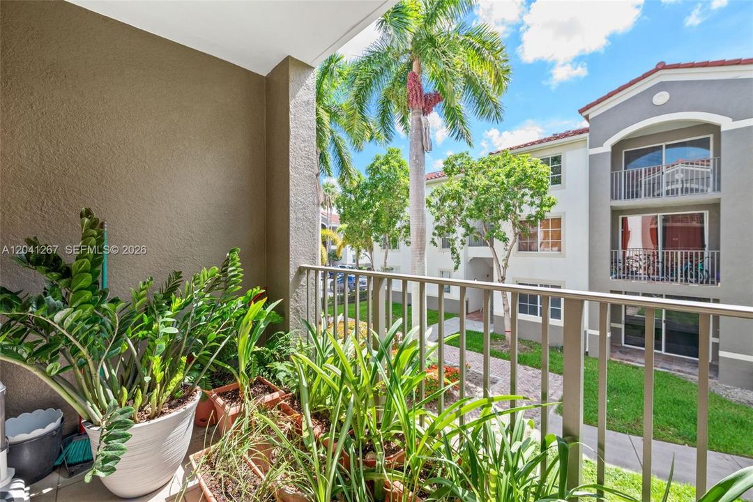 For Sale: $410,000 (2 beds, 2 baths, 989 Square Feet)
