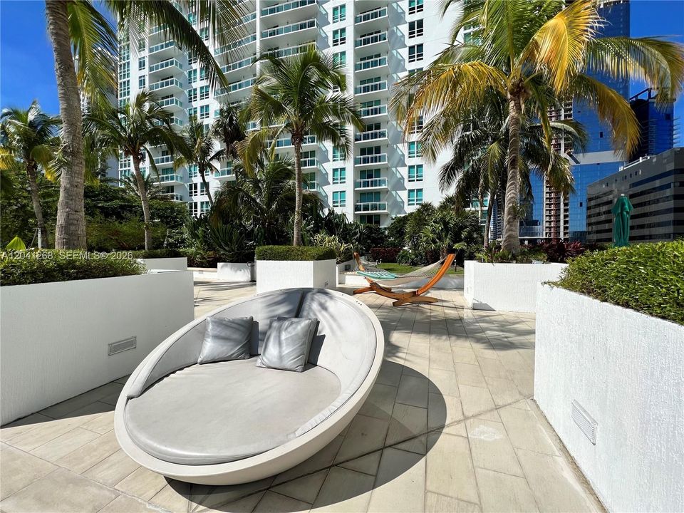 For Rent: $3,300 (1 beds, 1 baths, 774 Square Feet)
