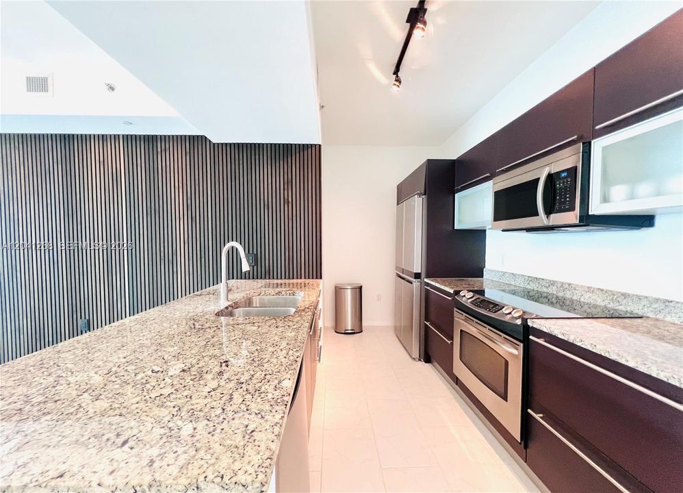 For Rent: $3,300 (1 beds, 1 baths, 774 Square Feet)