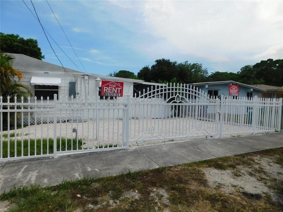 For Rent: $2,200 (2 beds, 1 baths, 450 Square Feet)