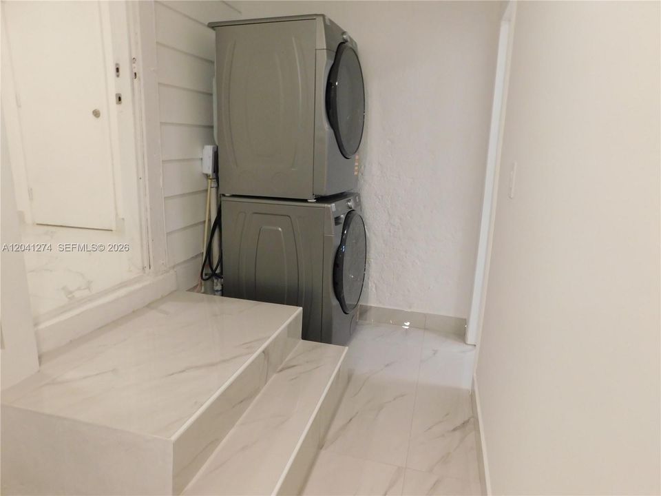 For Rent: $2,200 (2 beds, 1 baths, 450 Square Feet)