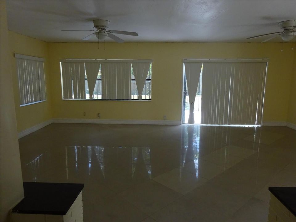 ENORMOUS FAMILY ROOM