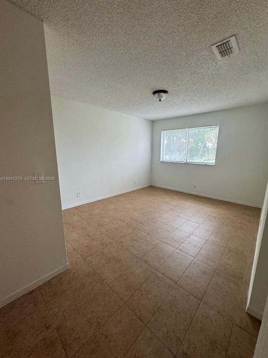 For Rent: $2,000 (2 beds, 1 baths, 912 Square Feet)