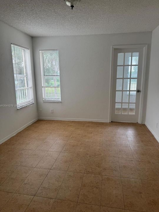 For Rent: $2,000 (2 beds, 1 baths, 912 Square Feet)