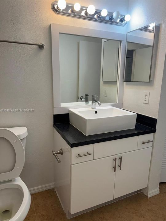 For Rent: $2,000 (2 beds, 1 baths, 912 Square Feet)