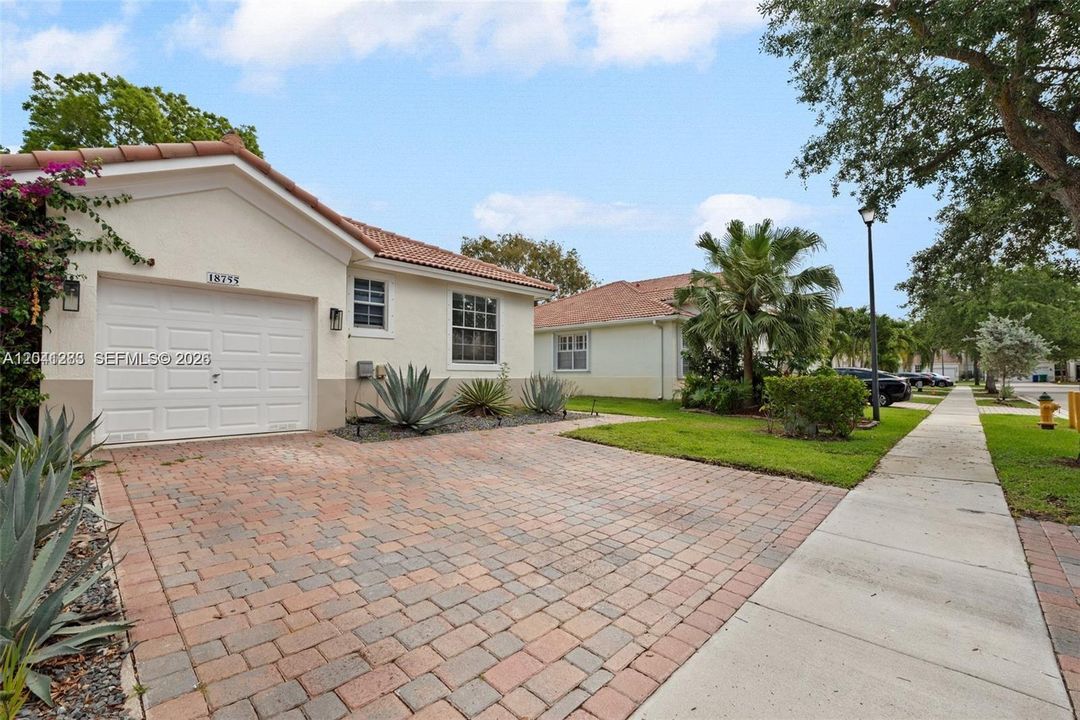 For Rent: $3,250 (2 beds, 2 baths, 1005 Square Feet)