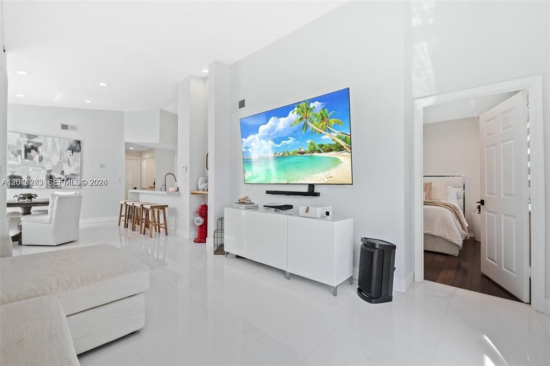 For Rent: $3,250 (2 beds, 2 baths, 1005 Square Feet)