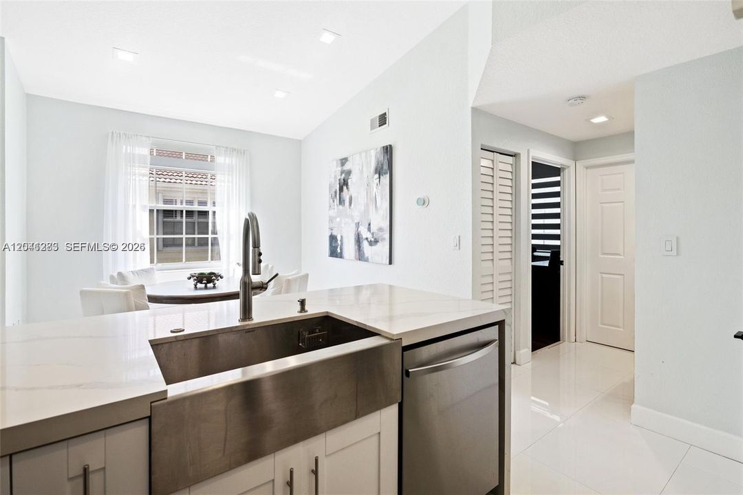 For Rent: $3,250 (2 beds, 2 baths, 1005 Square Feet)