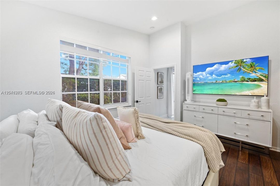 For Rent: $3,250 (2 beds, 2 baths, 1005 Square Feet)