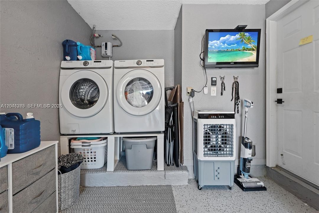 For Rent: $3,250 (2 beds, 2 baths, 1005 Square Feet)