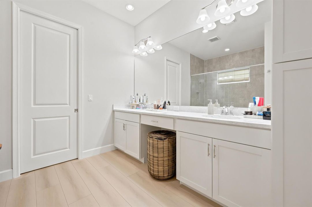 primary bathroom (2)