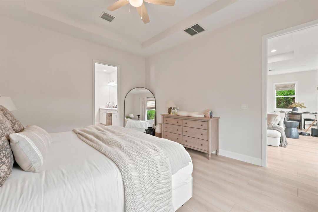 primary bedroom (2)