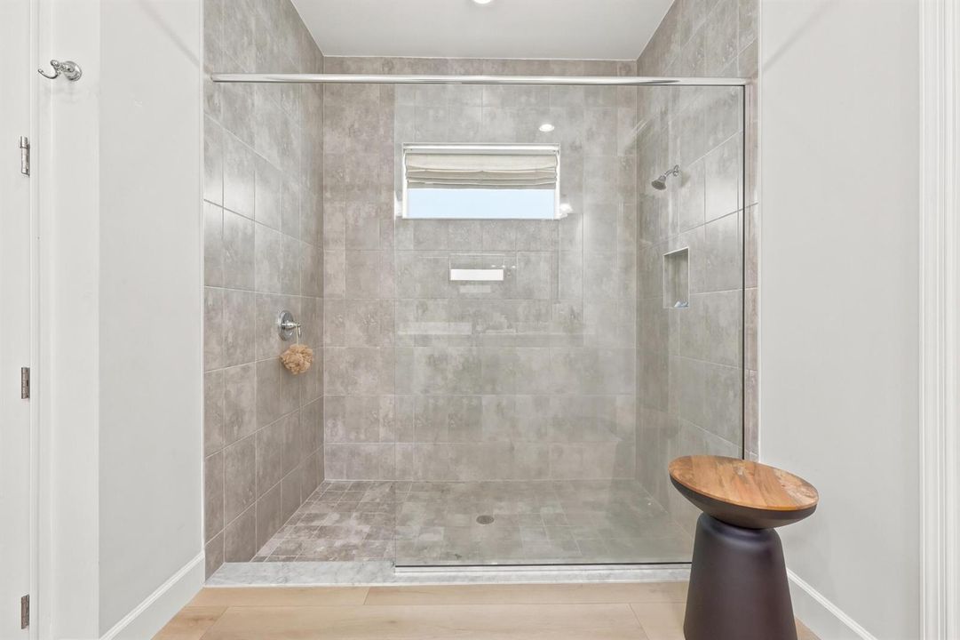 primary bathroom (3)