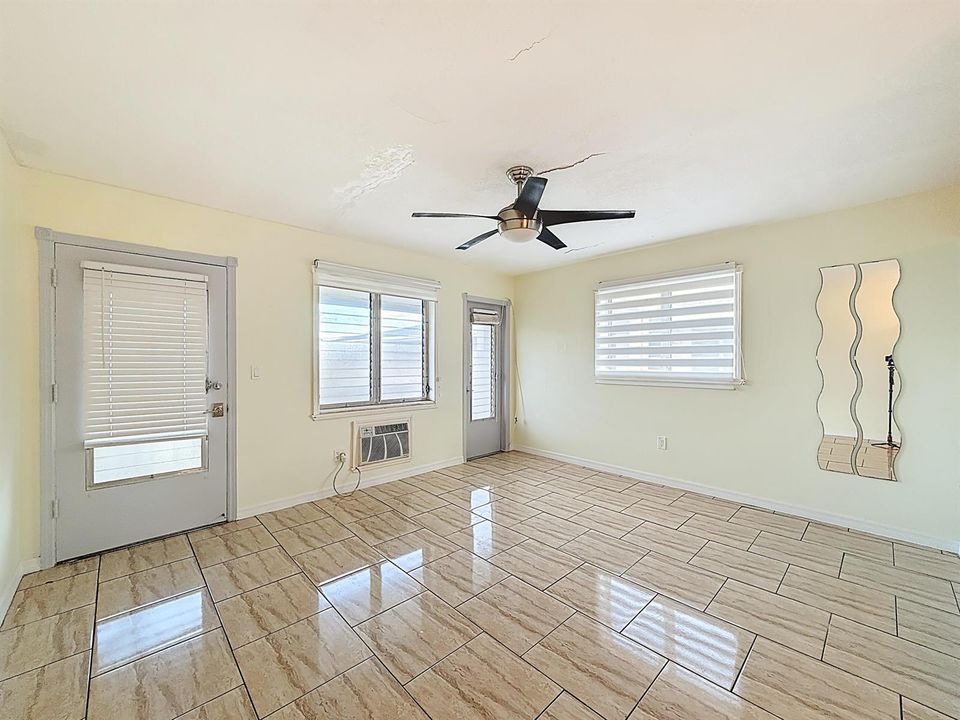 15610 NE 6th Avenue-14