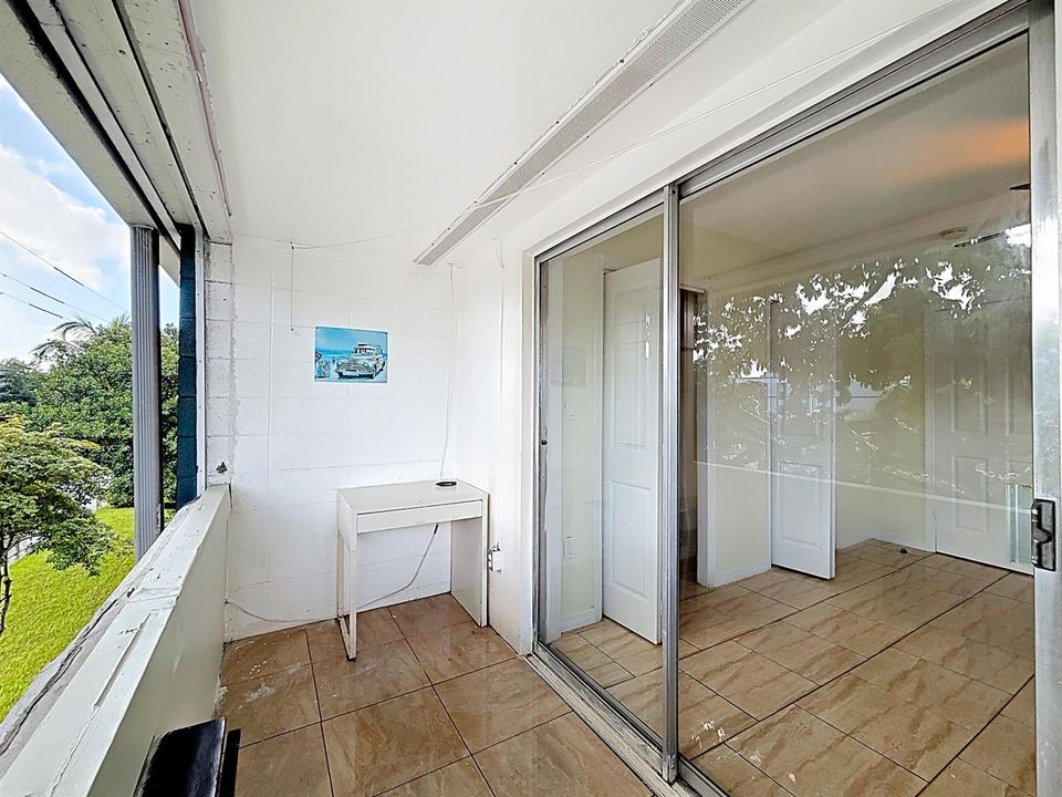 15610 NE 6th Avenue-28