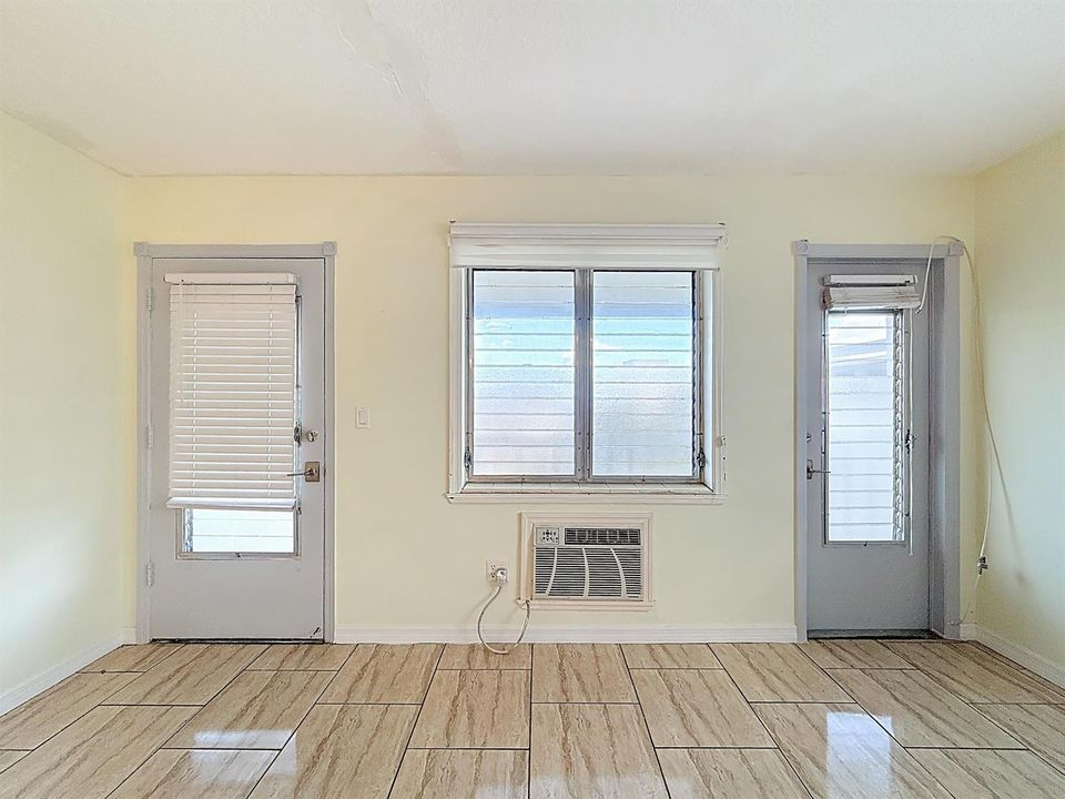 15610 NE 6th Avenue-13