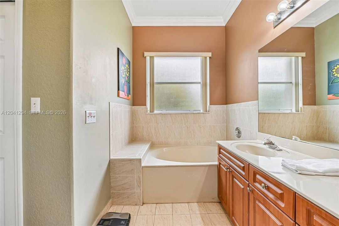 En Venta: $979,000 (4 camas, 2 baños, 1834 Pies cuadrados)