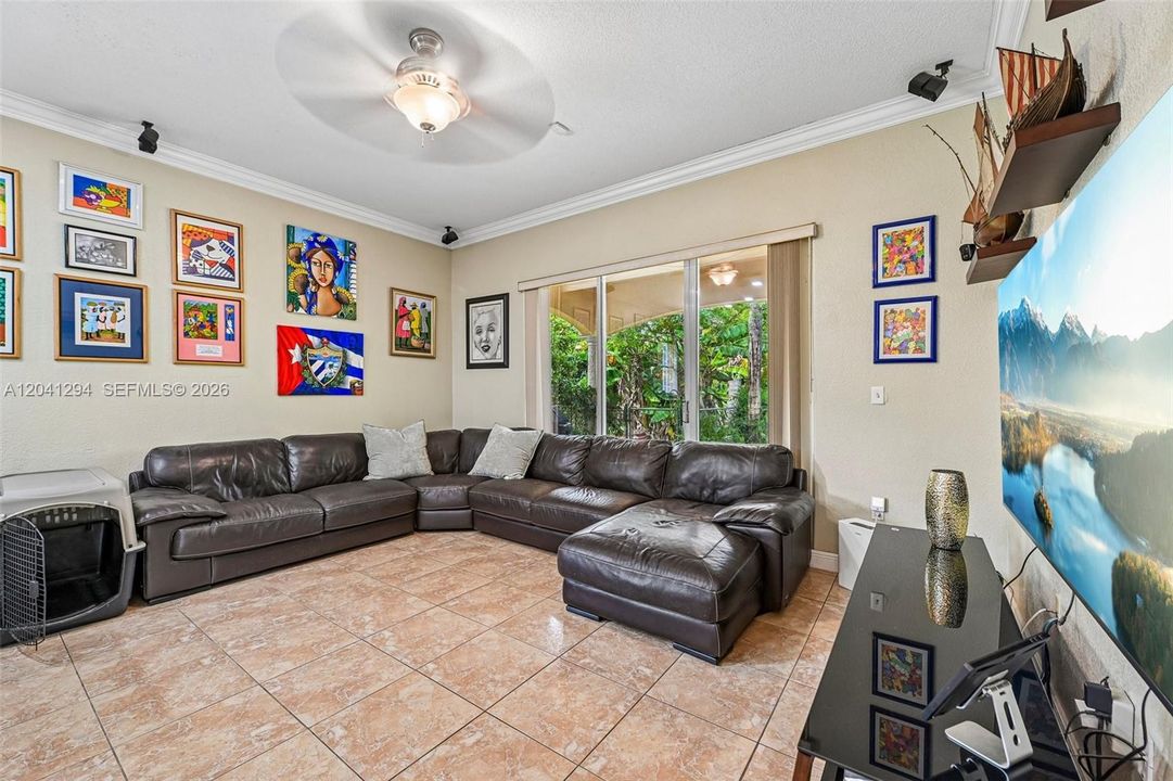 En Venta: $979,000 (4 camas, 2 baños, 1834 Pies cuadrados)