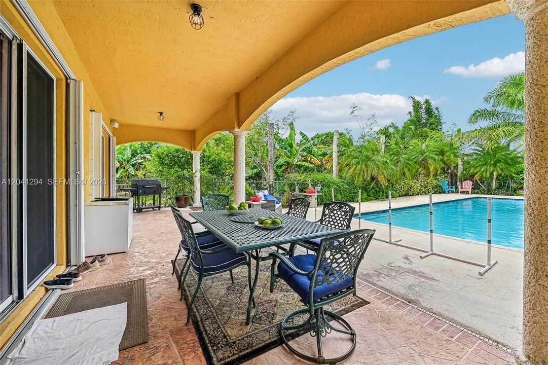En Venta: $979,000 (4 camas, 2 baños, 1834 Pies cuadrados)