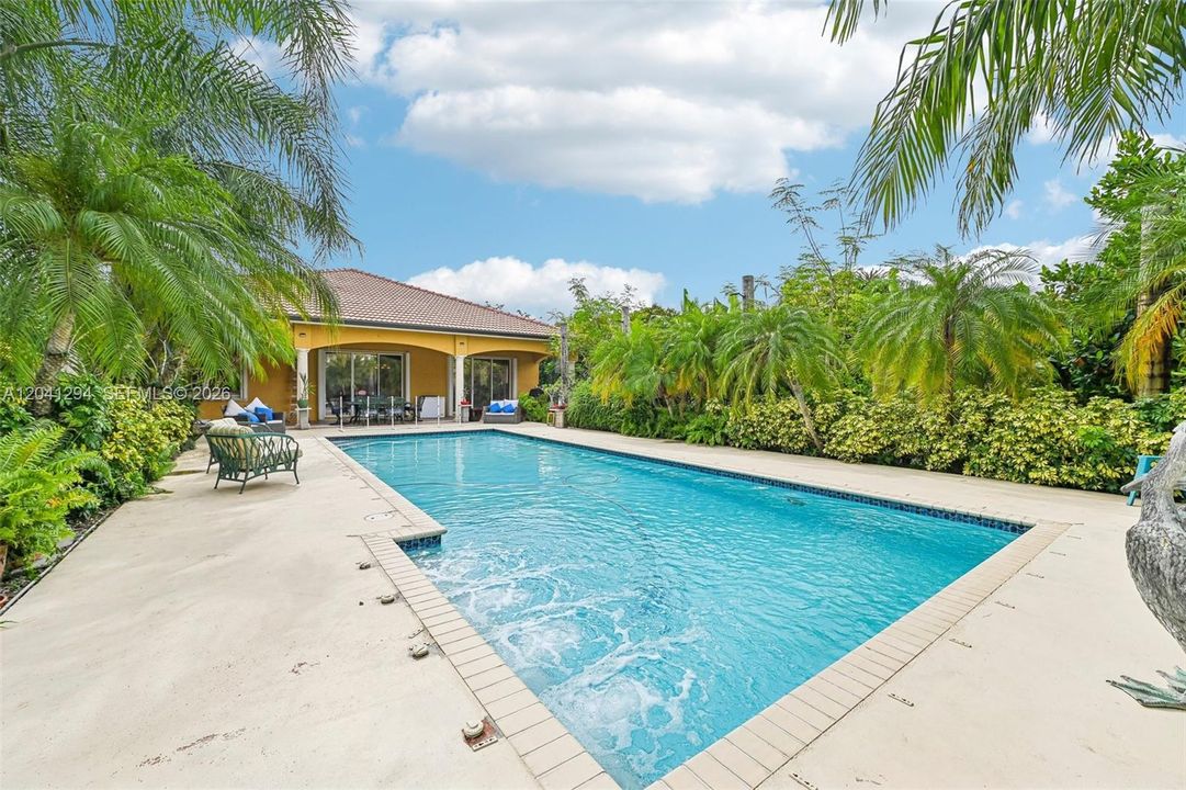En Venta: $979,000 (4 camas, 2 baños, 1834 Pies cuadrados)