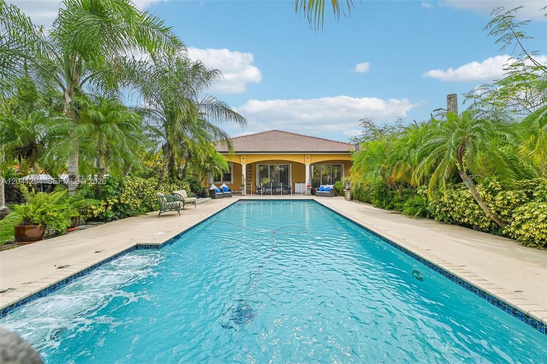 En Venta: $979,000 (4 camas, 2 baños, 1834 Pies cuadrados)