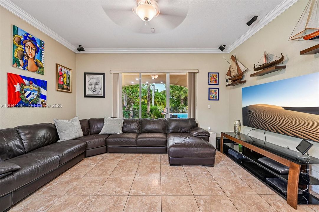 En Venta: $979,000 (4 camas, 2 baños, 1834 Pies cuadrados)