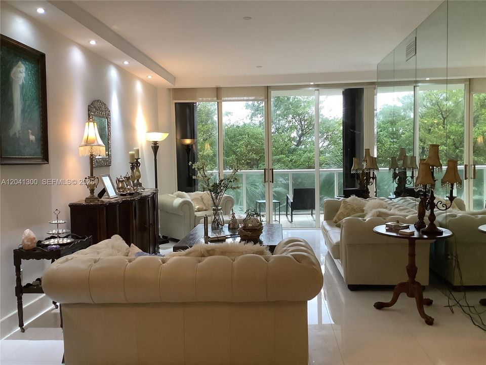 For Sale: $340,000 (1 beds, 1 baths, 1238 Square Feet)