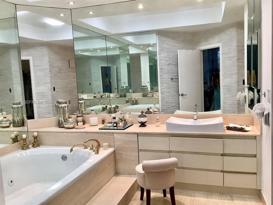 For Sale: $340,000 (1 beds, 1 baths, 1238 Square Feet)