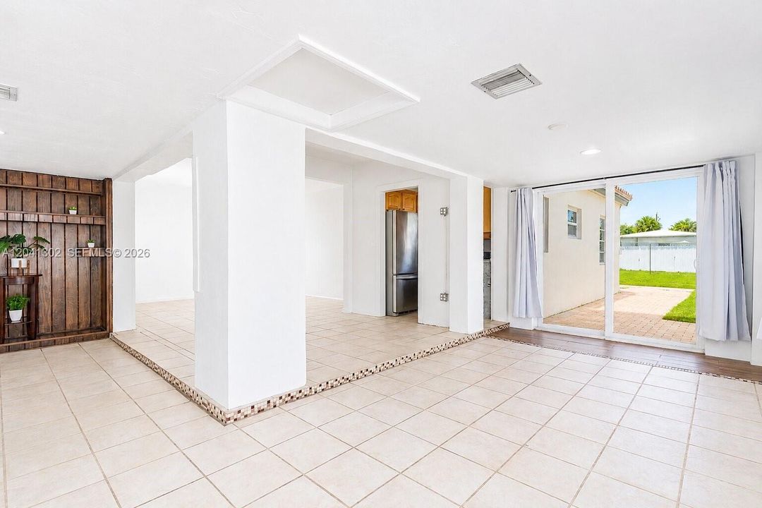 For Rent: $3,100 (2 beds, 1 baths, 1184 Square Feet)