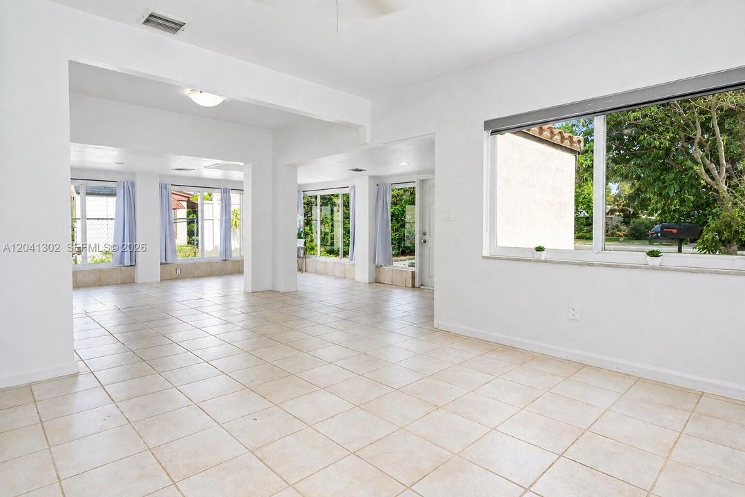 For Rent: $3,100 (2 beds, 1 baths, 1184 Square Feet)