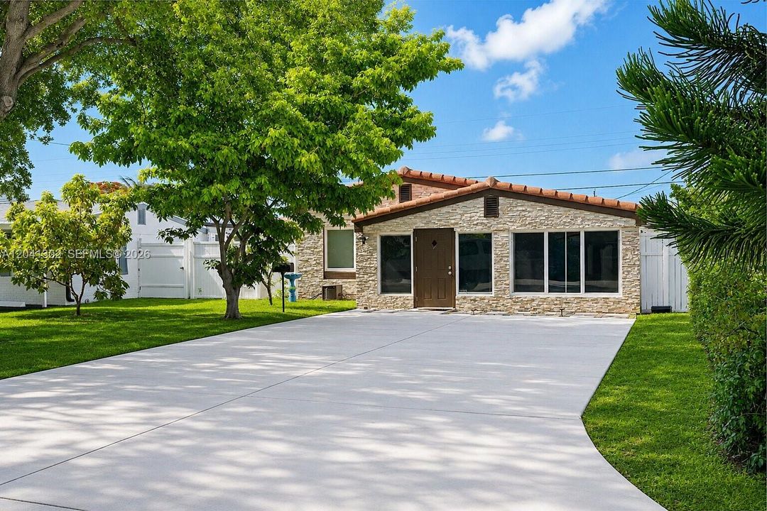 For Rent: $3,100 (2 beds, 1 baths, 1184 Square Feet)
