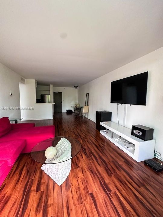 For Rent: $2,750 (1 beds, 1 baths, 731 Square Feet)